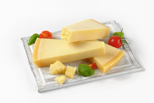 Cuñas de queso parmesano —  Fotos de Stock