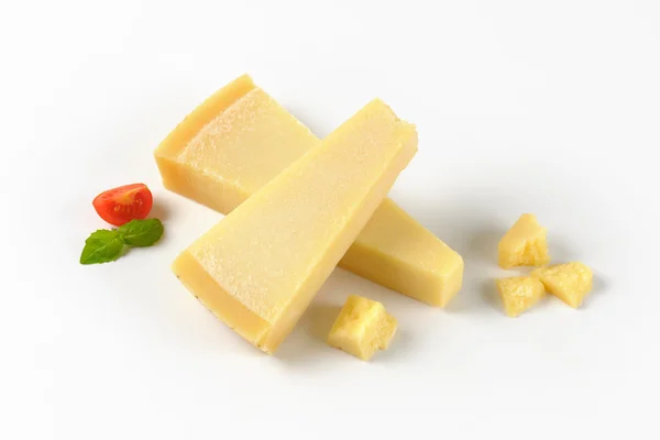 Quartiers de fromage parmesan — Photo