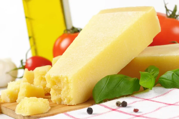 Detail of parmesan cheese and vegetables — Stock Photo, Image