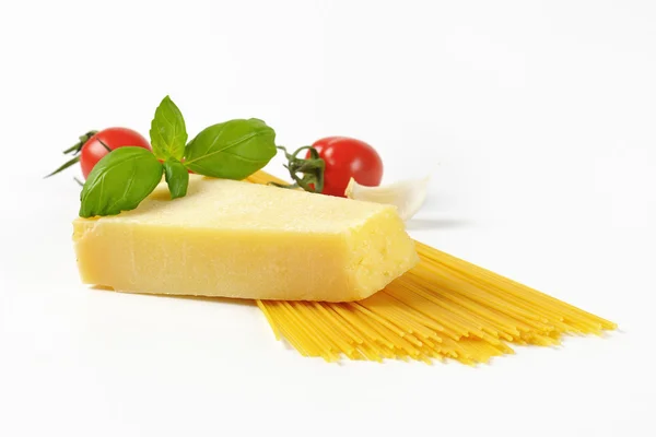Cuña de queso parmesano y espaguetis — Foto de Stock