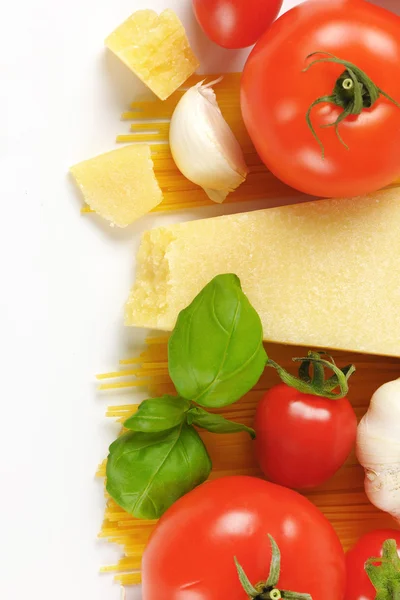 Parmesan peyniri, sebze ve spagetti — Stok fotoğraf