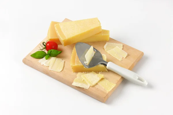 Parmezán és sajt szeletelő — Stock Fotó