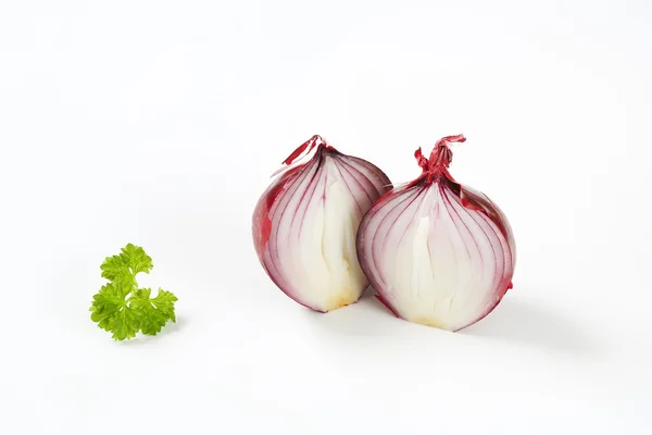 Cebolla roja a la mitad —  Fotos de Stock