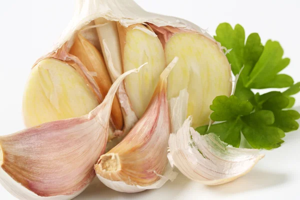 Knolle aus frischem Knoblauch — Stockfoto