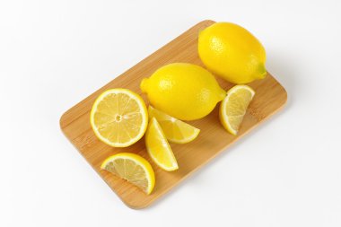 Tam ve dilimlenmiş limon.