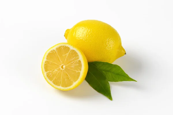 Um limão e meio — Fotografia de Stock