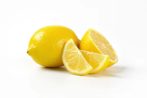 Limões inteiros e fatiados — Fotografia de Stock