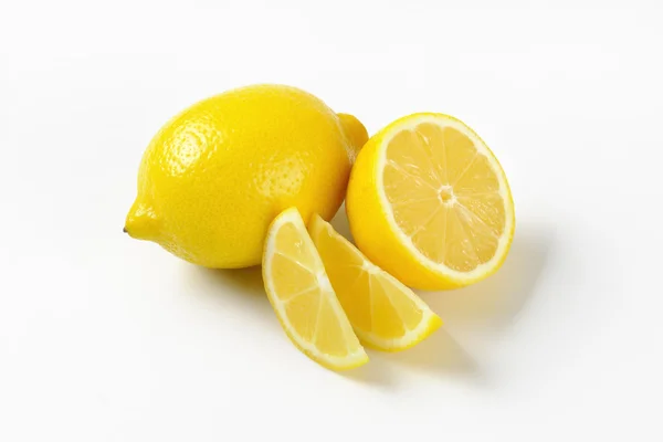 Celé a nakrájené citrony — Stock fotografie