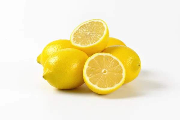 Limones enteros y a la mitad — Foto de Stock