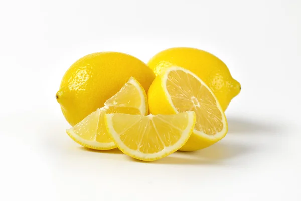 Limones enteros y en rodajas — Foto de Stock