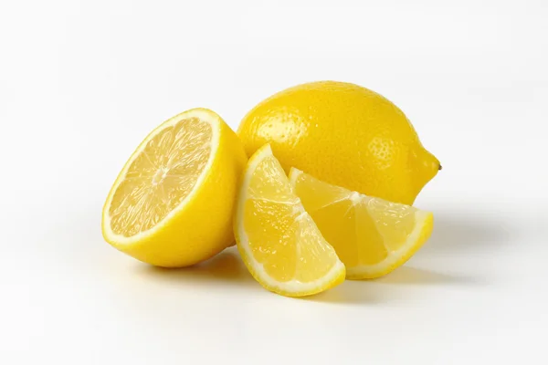 Limones enteros y en rodajas — Foto de Stock