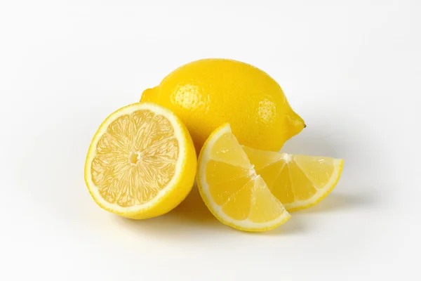 Limones enteros y en rodajas — Foto de Stock