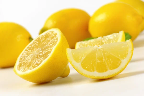 레몬 전체와 얇게 썬 레몬 — 스톡 사진