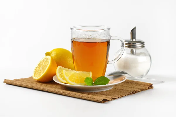 Taza de té con limón — Foto de Stock