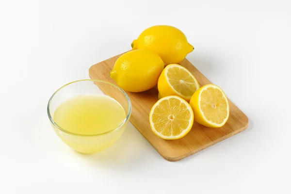 Zumo de limón y limones frescos — Foto de Stock