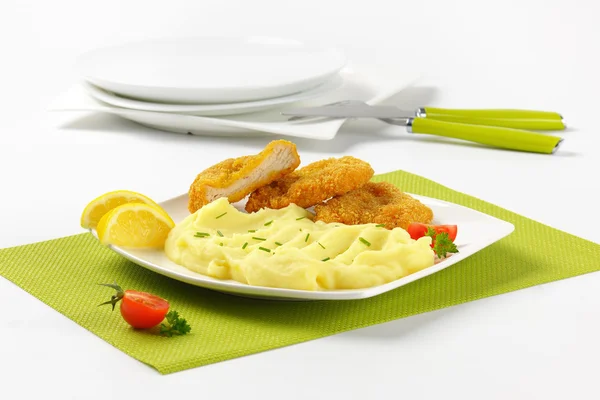 Mashed potatoes and chicken nuggets — Stock Photo, Image