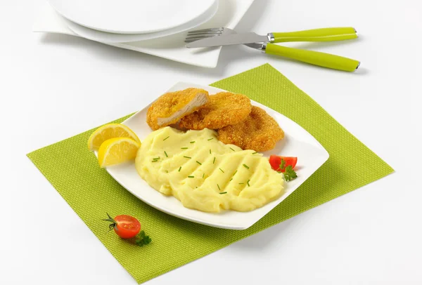Mashed potatoes and chicken nuggets — Stock Photo, Image
