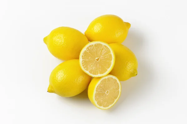 Celé a půlené citrony — Stock fotografie