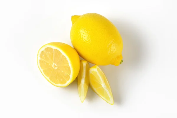 Limoni interi e tagliati a fette — Foto Stock