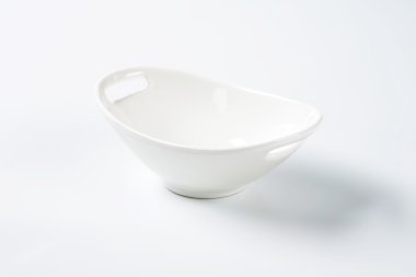 Beyaz oval Kase kulplu