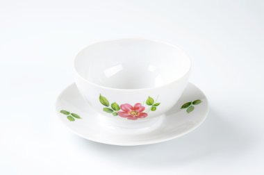 beyaz çay bardağı ile çiçek dekorasyonu