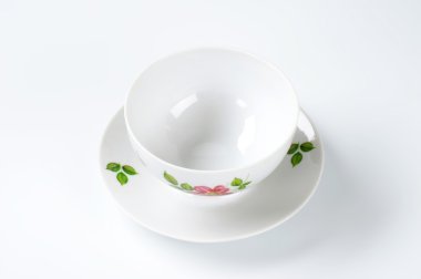 beyaz çay bardağı ile çiçek dekorasyonu