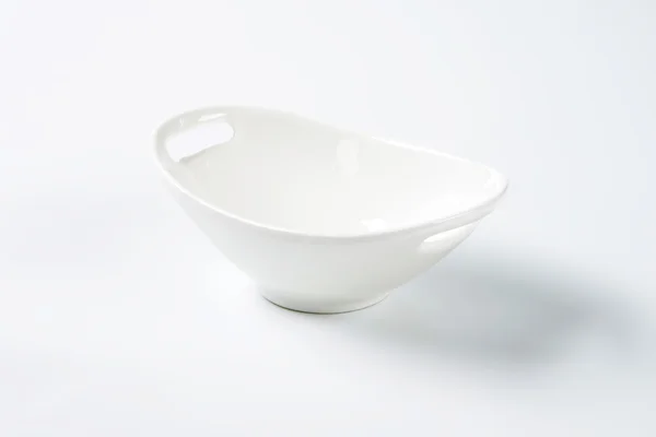 Tigela oval branco com alças — Fotografia de Stock