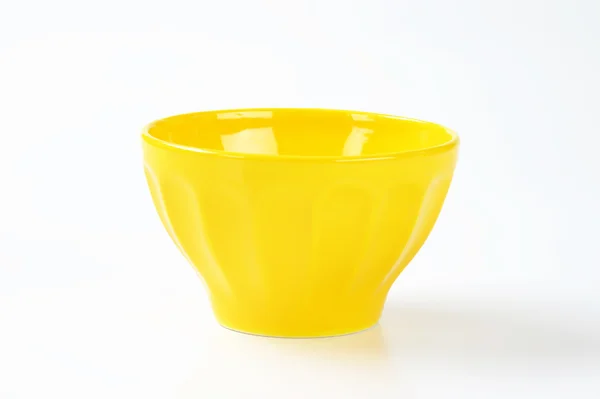 Глубокая желтая чаша — стоковое фото