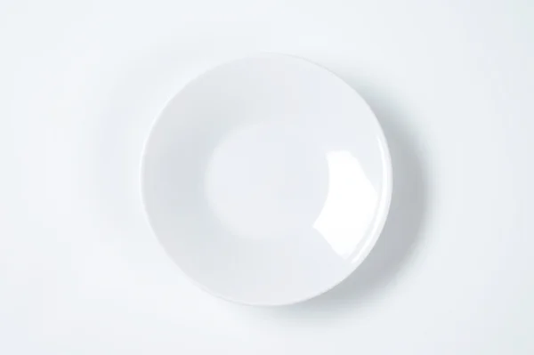 Пустая маленькая белая тарелка — стоковое фото