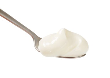 Üzerine bir kaşık beyaz yoğurt