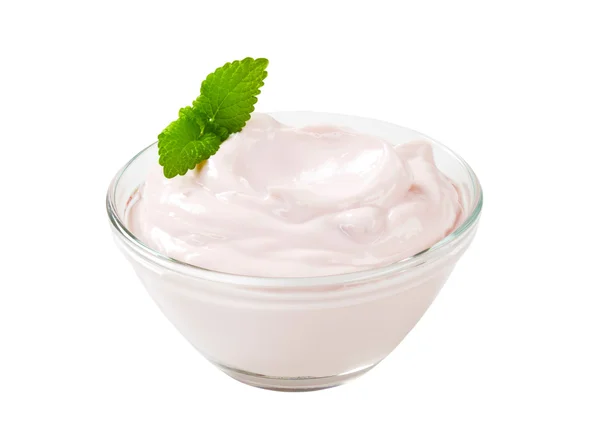 Kom van licht roze yoghurt — Stockfoto