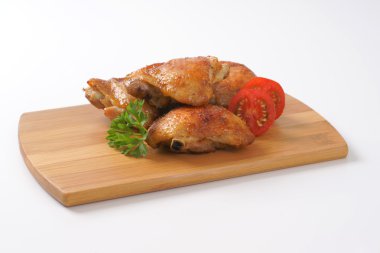 Kızarmış tavuk butları.