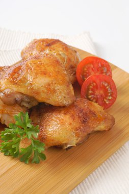 Kızarmış tavuk butları.