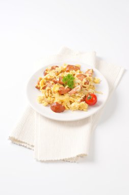 omlet dilimlenmiş sosis ile