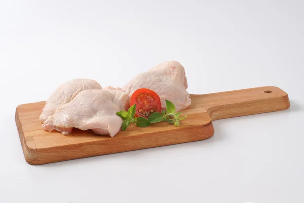 Cosce di pollo crudo — Foto Stock