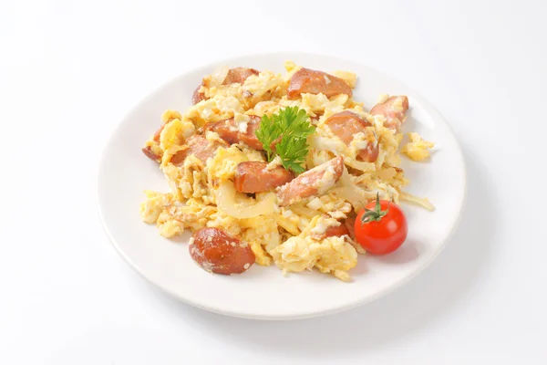 Scrambled eggs with sliced sausage — Stock Photo, Image