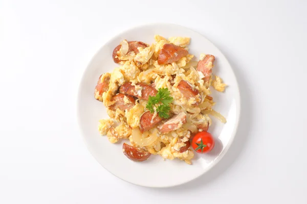 Scrambled eggs with sliced sausage — Stock Photo, Image
