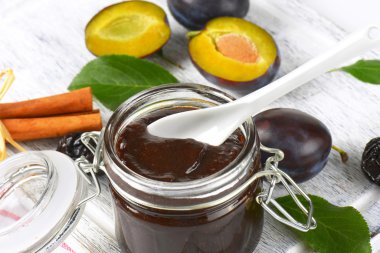 Bir kavanoz erik reçeli.