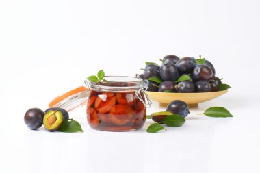 taze ve şişelenmiş Erik