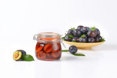 taze ve korunmuş Erik