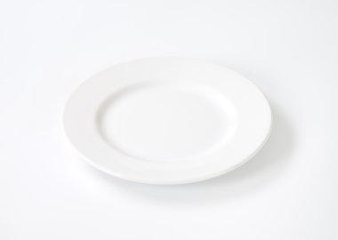 Beyaz porselen tabak