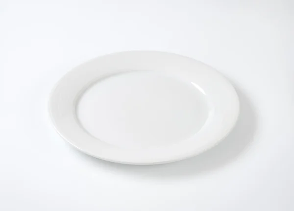 Круглая белая тарелка — стоковое фото