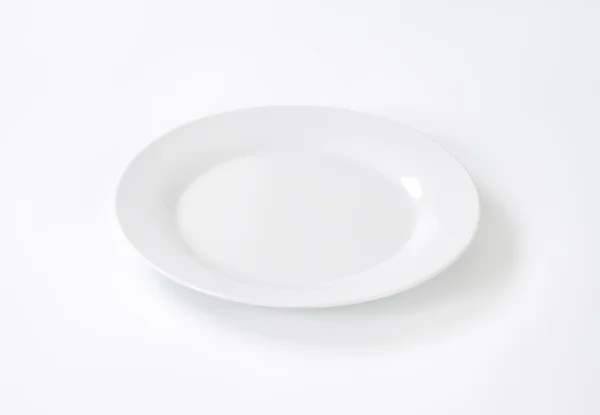 Белая фарфоровая тарелка — стоковое фото