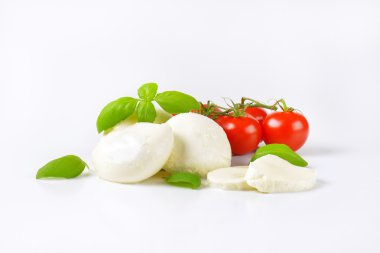 Mozzarella, domates ve fesleğen.