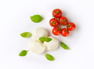Mozzarella, domates ve fesleğen.