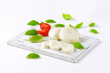 Mozzarella, domates ve fesleğen.