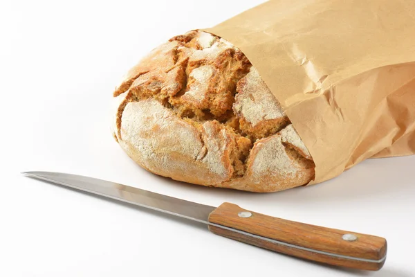 Fresh bread and knife — Stock Photo, Image