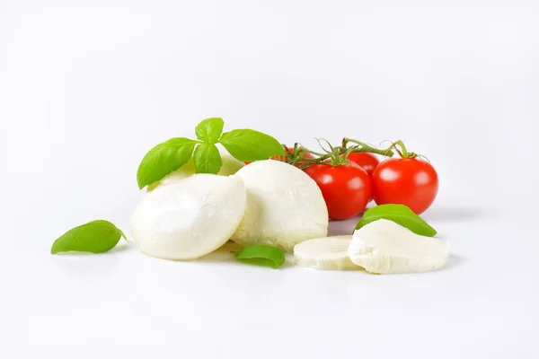 Mozzarella, tomaten en basilicum — Stockfoto