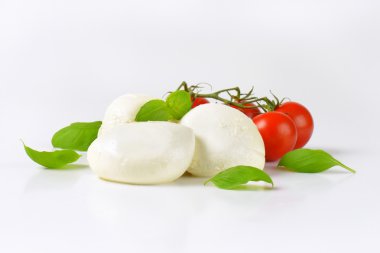 Mozzarella, domates ve fesleğen.