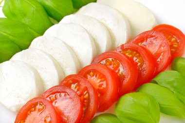 Mozzarella, domates ve fesleğen.